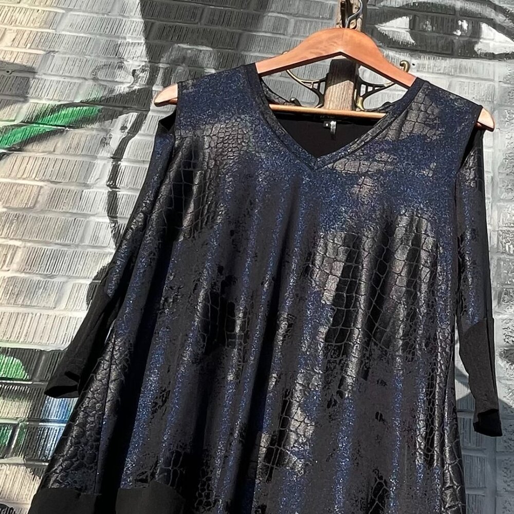 Women's Lior Paris Small V-neck Cold-Shoulder Blue/Black Snakeskin Flowy Tunic - Picture 13 of 16